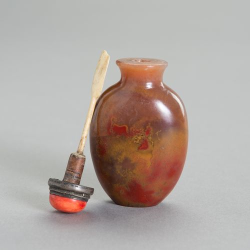 A JASPER SNUFF BOTTLE 
碧玉鼻煙壺


中国，19世纪

世纪
世纪。碧玉鼻烟壶呈卵圆形，颈部外翻，底部扁平，具有美丽的黄色和红色的色彩。&hellip;