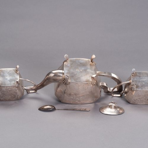 A 3 PIECE SILVER TEA SERVICE 三件套银制茶具
中国，约1920年。由一个有盖的茶壶，一个有盖的糖盒和一个牛奶壶组成，在锤击的地面上整&hellip;