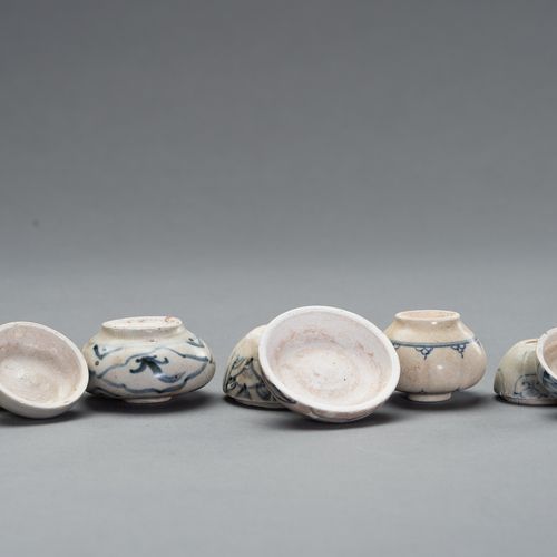 FIVE BLUE AND WHITE PORCELAIN ´SHIPWRECK´ MINIATURE WARES 五件青花瓷 "船难 "小型战舰
中国，明末（&hellip;