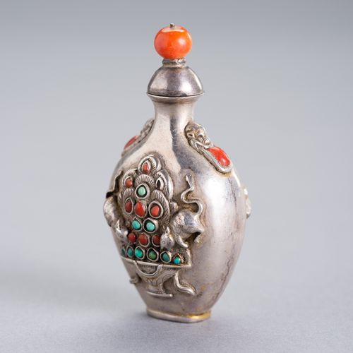 AN EMBELLISHED SILVER SNUFF BOTTLE 
藏汉结合的银质鼻烟壶，19世纪。这个罕见的瓶子显示了高浮雕的装饰，即獴吃长寿果，并点缀有&hellip;