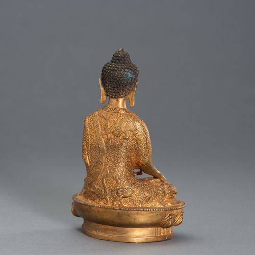 A Gilt Bronze Buddha Un BUDDHA in bronzo dorato
Cina, XX secolo. Seduto in dhyan&hellip;
