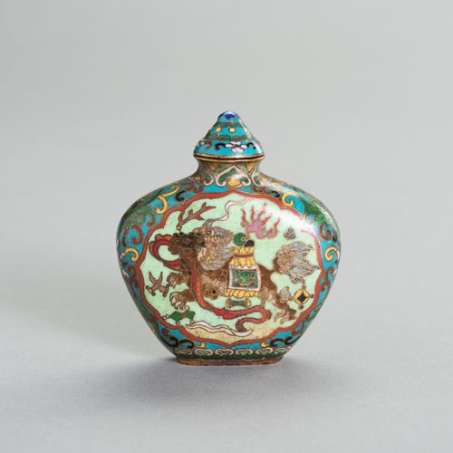 AN ‘ELEPHANT AND QILIN’ CLOISONNE SNUFF BOTTLE BOTTIGLIACLOISONNE 'ELEFANTE E QI&hellip;