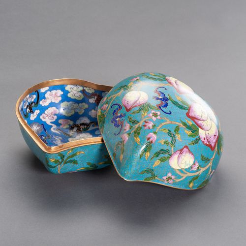 AN UNUSUAL AND LARGE ‘NINE PEACHES’ CLOISONNE BOX AN UNUSUAL AND LARGE ‘NINE PEA&hellip;