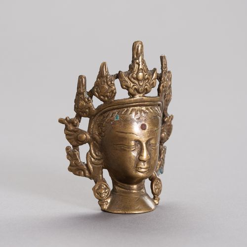 A MINIATURE BRONZE HEAD OF BODHISATTVA MINIATUR BRONZE-KOPF DES BODHISATTVA
Tibe&hellip;