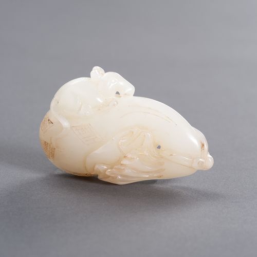 A LARGE WHITE JADE ‘RAT ON TREASURE BAG’ PENDANT, LATE QING TO REPUBLIC 大型白玉 "宝物&hellip;