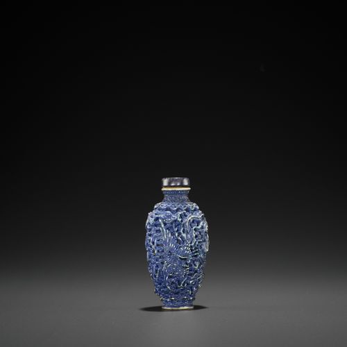 A MOLDED AND GLAZED PORCELAIN ‘DRAGON AND PHOENIX’ SNUFF BOTTLE, QING BOUTEILLE &hellip;