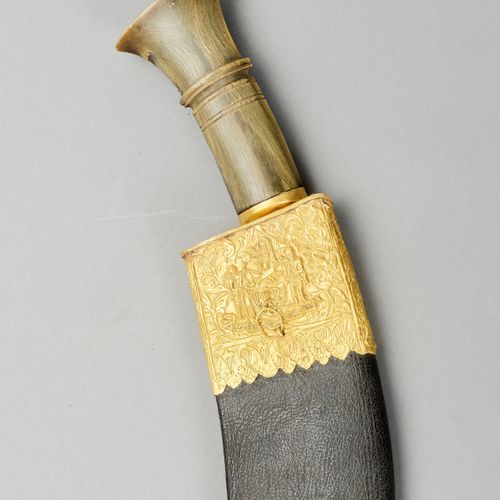 A BHUTANESE DAGGER 一把不丹的DAGGER
不丹，17-18世纪。扁平弯曲的钢制刀身向中间变宽，有一个角质手柄。

状况：木质和皮革的刀鞘上刻&hellip;