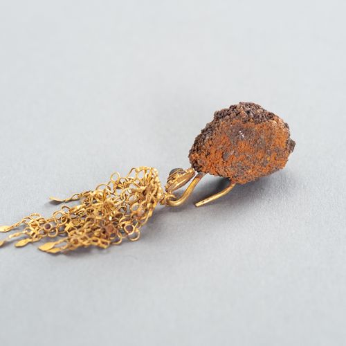 A CHAM GOLD EARRING 湛江金耳环
10-13世纪的湛江。用细金线装饰。钩子上有出土的泥土。

狀況報告。
 出处：有岁月的痕迹和泥土的包裹。泽&hellip;