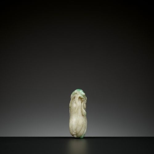 A ‘BUDDHA’S HAND’ JADEITE PENDANT, QING DYNASTY 佛手 "翡翠吊坠，清代
中国，19世纪。雕刻成一个被称为 "佛手&hellip;