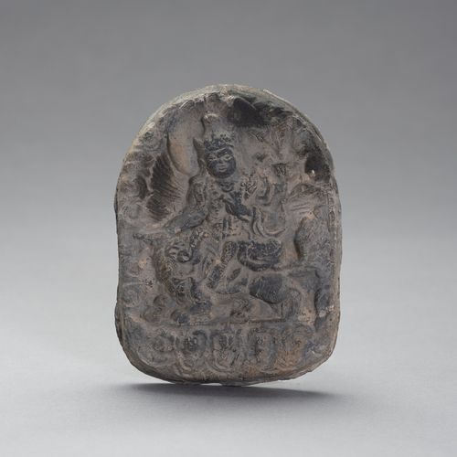 A LARGE CERAMIC TSA-TSA OF GUANYIN 大型陶制观音菩萨
藏汉合璧，19世纪。泥塑，高浮雕，描绘了站在两层莲花底座上的佛教狮子上的&hellip;
