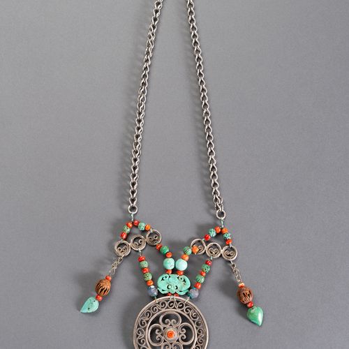 A TIBETAN CHINESE NECKLACE A TIBETAN CHINESE NECKLACE
Tibetan - Chinese, 1900 - &hellip;