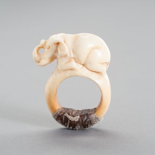 A TRIBAL ´ELEPHANT´ IVORY RING 一个部落的 "大象 "象牙戒指
东南亚，约1900年。这个民族的戒指雕刻着一头大象，有一根连接的绳&hellip;