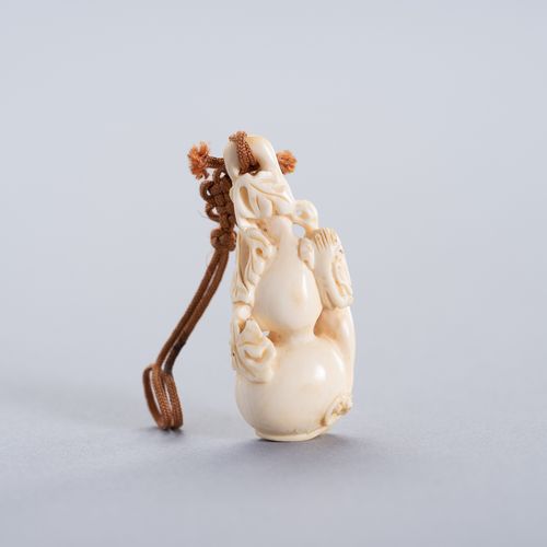 A CHILONG AND DOUBLE GOURD IVORY PENDANT PENDENTE IN AVORIO A CHILONG E DOPPIAZU&hellip;