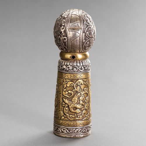 A VERY LARGE SILVER AND BRASS REPOUSSÉ SEAL 一个非常大的银质和铜质普鲁士印
藏族-中国，19世纪末。这枚大的银质和铜&hellip;