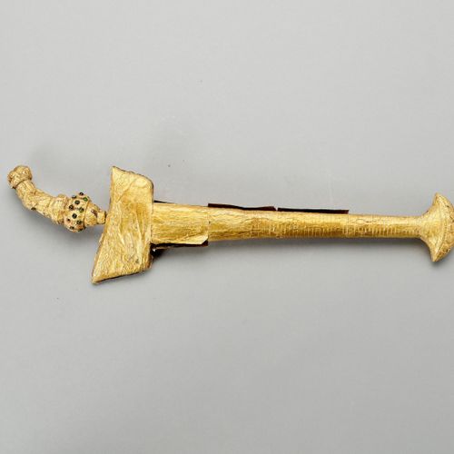 A WOOD AND GOLD FOIL KRIS DAGGER 木质和金箔KRIS DAGGER
印度尼西亚，18-19世纪。双刃钢刀，木质刀柄为神像形状，覆&hellip;
