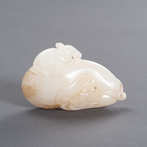 A LARGE WHITE JADE ‘RAT ON TREASURE BAG’ PENDANT, LATE QING TO REPUBLIC 大型白玉 "宝物&hellip;