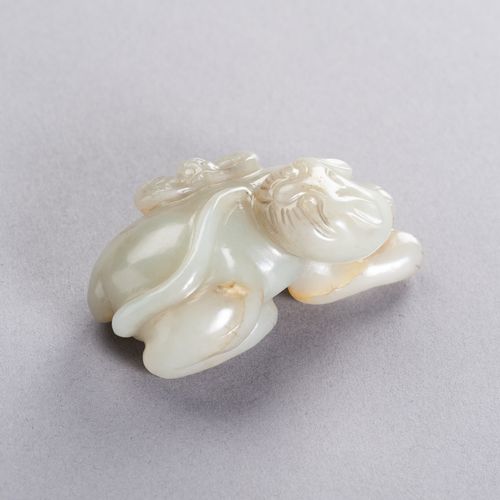 A CELADON JADE ‘CAT AND BUTTERFLY’ PENDANT, LATE QING TO REPUBLIC ANHÄNGER 'KATZ&hellip;