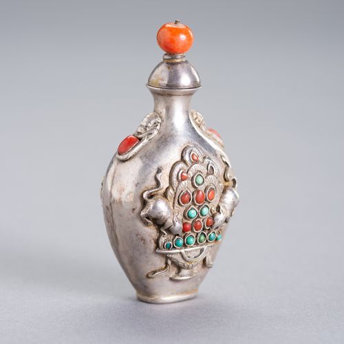 AN EMBELLISHED SILVER SNUFF BOTTLE BOUTEILLE À NOURRITURE EN ARGENT EMBELLIE
Tib&hellip;