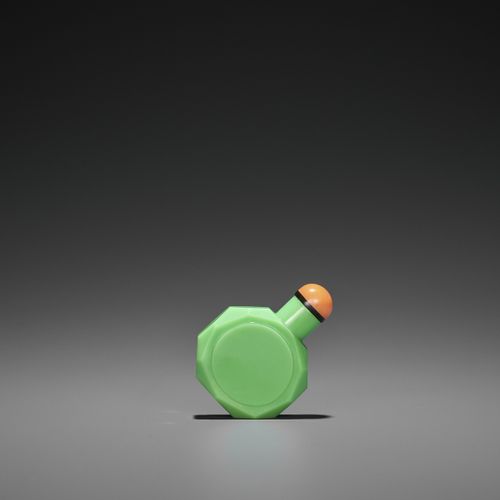 A FACETED GREEN GLASS SNUFF BOTTLE, 18TH CENTURY 18世纪绿玻璃鼻烟壶
中国，18世纪。可能是御用的，归于宫廷作&hellip;