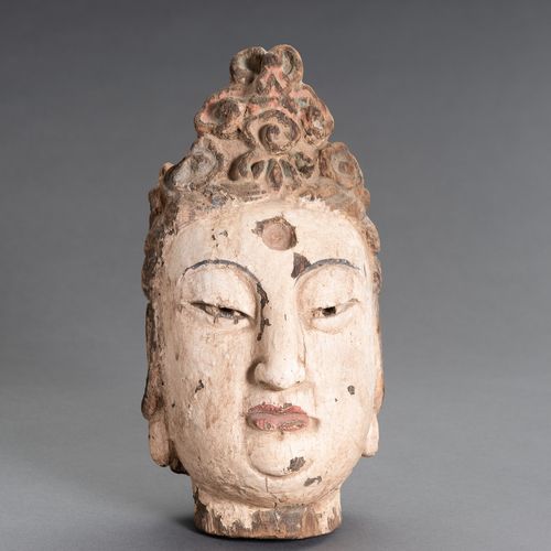 A CARVED POLYCHROME WOOD HEAD OF GUANYIN 观音菩萨木雕头像
中国，清朝（1644至1912）。菩萨雕有一个高高的发髻，后&hellip;