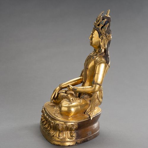 A LARGE GILT BRONZE FIGURE OF CROWNED BUDDHA SHAKYAMUNI 巨大的镀金铜质释迦牟尼佛像
中国，清末（1644&hellip;