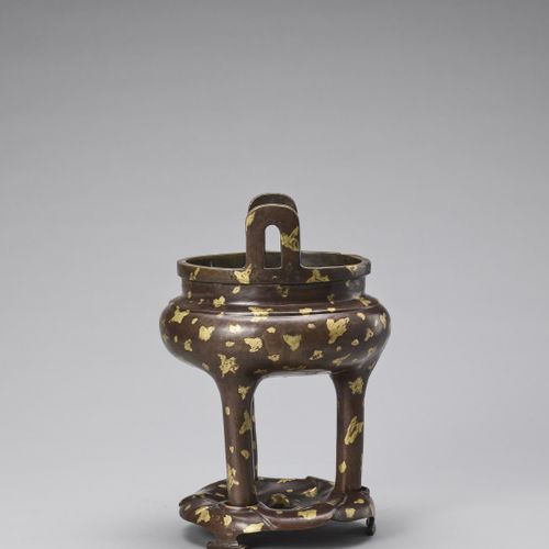 A GOLD-SPLASHED BRONZE TRIPOD CENSER WITH SIX-CHARACTER XUANDE MARK, QING CENSUR&hellip;