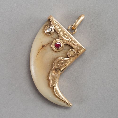 A GOLD AND GEMSTONE SET TIGER CLAW PENDANT 镶嵌宝石的黄金虎爪吊坠
印度，19世纪。吊坠由镶嵌宝石的金座和虎爪组成。
&hellip;