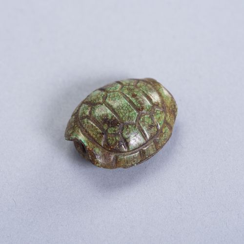 A TURQUOISE PENDANT OF A TORTOISE SHELL 绿松石龟壳吊坠
中国，大概是明朝（1368-1644）。绿松石呈浅绿色和棕色的斑&hellip;