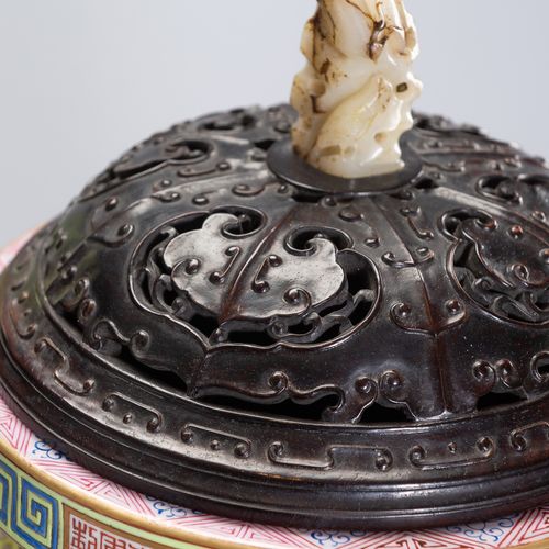 A LARGE PORCELAIN FAMILLE ROSE ‘BAJIXIANG’ TRIPOD INCENSE BURNER GROSSE PORZELAI&hellip;