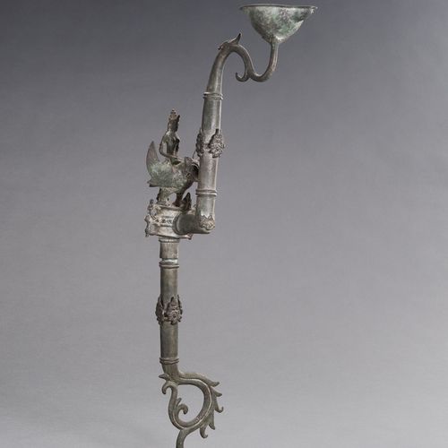 AN UNUSUAL BRONZE OIL LAMP AN UNUSUAL BRONZE OIL LAMP
Southeast Asia, 17th - 19t&hellip;