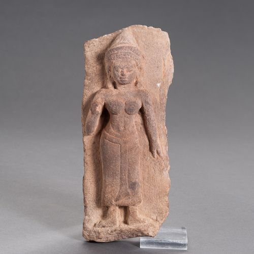A KHMER SANDSTONE RELIEF OF UMA 一件高棉沙石雕的UMA
高棉帝国，吴哥时期，12-13世纪。雕刻的女性神像身材丰满，身体修长，身&hellip;
