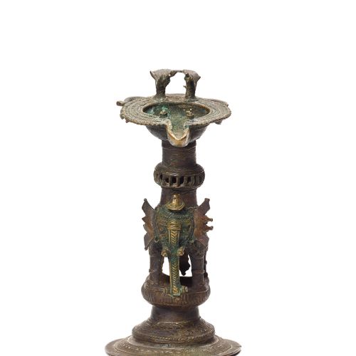 A RARE BASTAR BRONZE ELEPHANT BASE OIL LAMP 一个罕见的铜制大象底座油灯
印度，19-20世纪。一个神话般的Basta&hellip;