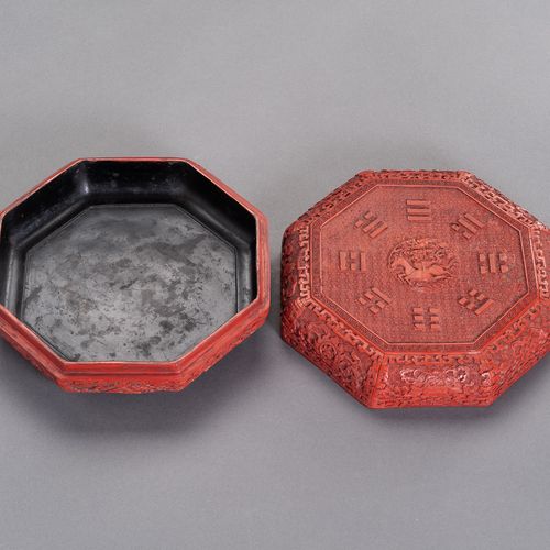 AN OCTAGONAL CINNABAR LACQUER BOX AND COVER, QING DYNASTY BOITE A LACQUES ET COU&hellip;