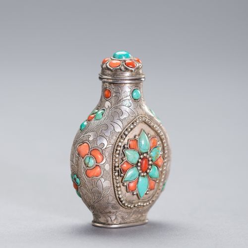 AN EMBELLISHED SILVER SNUFF BOTTLE AN EMBELLISHED SILVER SNUFF BOTTLE
China,19. &hellip;