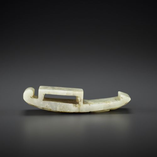 AN ARCHASITIC JADE SCABBARD SLIDE WITH DRAGON AMID CLOUDS, EARLY MING EINE ARCHA&hellip;