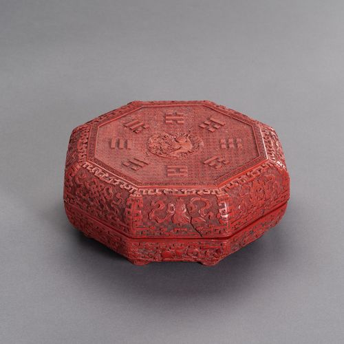 AN OCTAGONAL CINNABAR LACQUER BOX AND COVER, QING DYNASTY BOITE A LACQUES ET COU&hellip;