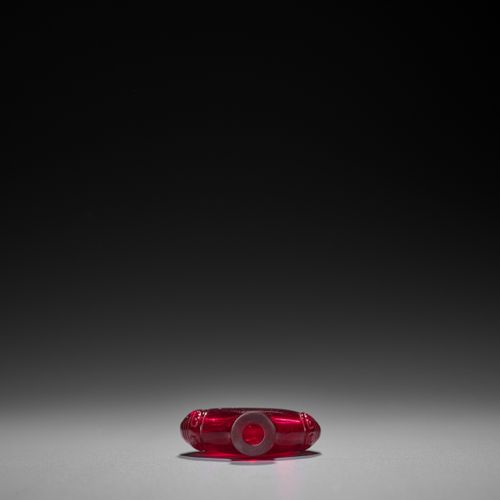 A TRANSPARENT RUBY RED GLASS SNUFF BOTTLE, QING DYNASTY 透明红玻璃鼻烟壶，清代
中国，18-19世纪。圆&hellip;