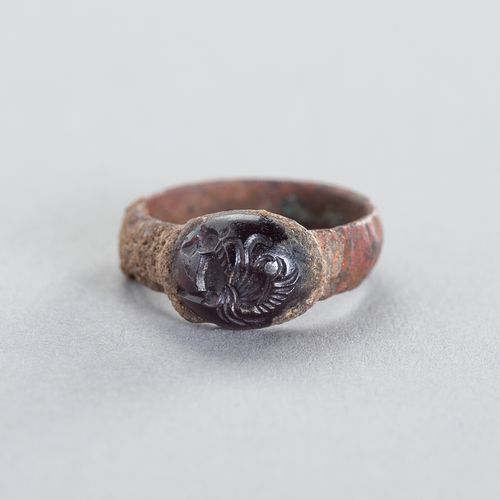 AN ANCIENT COPPER RING WITH AN INTAGLIO 古代铜质戒指，上面有一个INTAGLIO
波斯，约1000年。在波斯波利斯附近发&hellip;