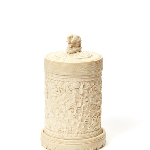 AN INDIAN IVORY BOX AND COVER, C. 1880 CAJA Y TAPA DE MARFIL INDIO, C. 1880
Indi&hellip;
