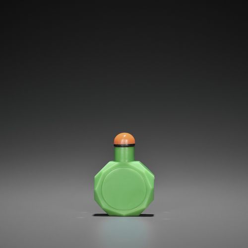 A FACETED GREEN GLASS SNUFF BOTTLE, 18TH CENTURY POTENTIEL EN VERRE VERT FACETÉ,&hellip;