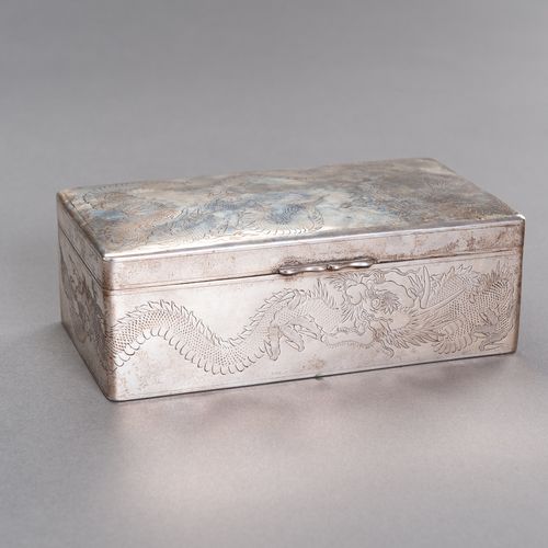 A “HAPPY MEMORIES” SILVER BOX 一个 "快乐的记忆 "银盒
中国，约1920年。盒盖上和窄边上整齐地刻着一条雄伟的龙，铰链盖的中心刻&hellip;