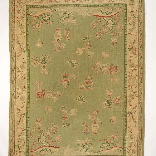 A LARGE CHINESE WOOLLEN RUG 一个大的中国羊毛地毯
中国，1920-1930。精心编织的地毯上散布着吉祥物和佛教符号，边上是装满鲜花的&hellip;