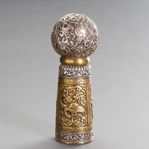 A VERY LARGE SILVER AND BRASS REPOUSSÉ SEAL 一个非常大的银质和铜质普鲁士印
藏族-中国，19世纪末。这枚大的银质和铜&hellip;