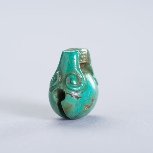 A TURQUOISE MINIATURE PENDANT OF A TEMPLE BELL TÜRKIS-MINIATURANHÄNGER IN FORM E&hellip;