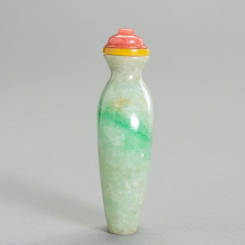 A JADEITE SNUFF BOTTLE, QING DYNASTY BOTELLA DE JADEÍTA PARA EL TABACO, DINASTÍA&hellip;