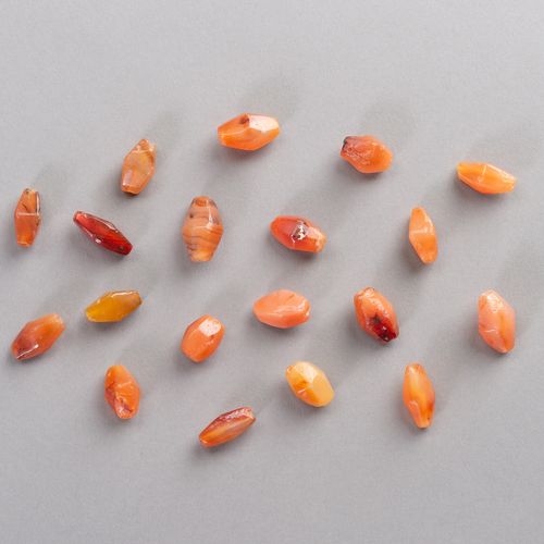 AN AMAZING LOT OF NINETEEN ANTIQUE CARNELIAN BEADS UNLOTTO FANTASTICO DI NOVE PE&hellip;