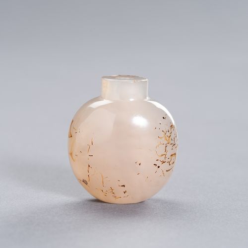 A SHADOW AGATE SNUFF BOTTLE, QING DYNASTY A SHADOW AGATE SNUFF BOTTLE, QING DYNA&hellip;