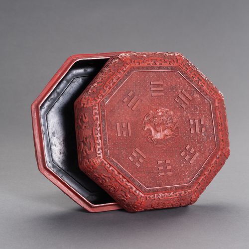 AN OCTAGONAL CINNABAR LACQUER BOX AND COVER, QING DYNASTY CAJA Y TAPA OCTAGONALE&hellip;