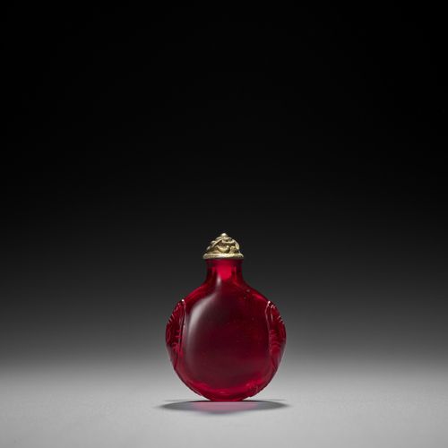 A TRANSPARENT RUBY RED GLASS SNUFF BOTTLE, QING DYNASTY FRASCO DE VIDRIO ROJO TR&hellip;