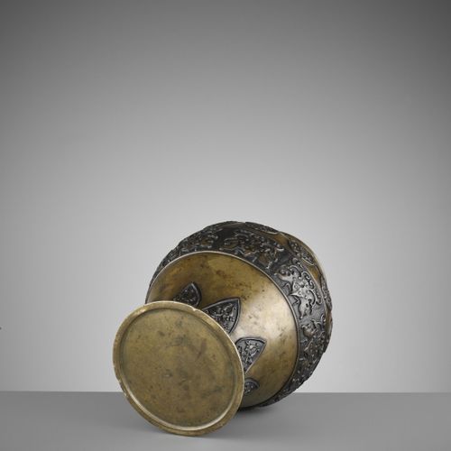 AN ARCHAISTIC BRONZE BALUSTER VASE, 17TH CENTURY 古代铜制大瓶，17世纪
中国，明末至清初。厚重的铸造，肩部刻有&hellip;